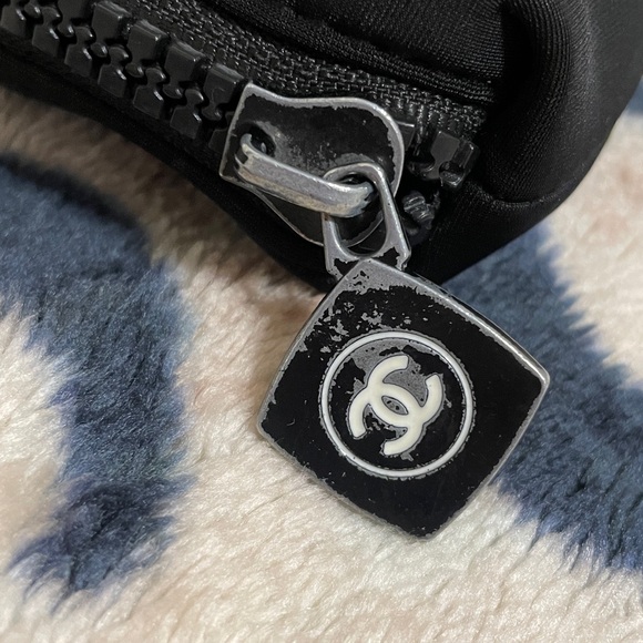 CHANEL Novelty/VIP Sleek Black Pouch - Picture 5 of 13